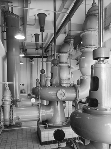 45075 Interieur van het rioolgemaal aan de Lange Hagelstraat te Utrecht: pompenkelder.